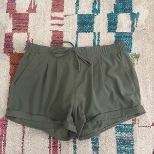 Green Athletic Shorts with Drawstring Waist and Cuffed Hems
